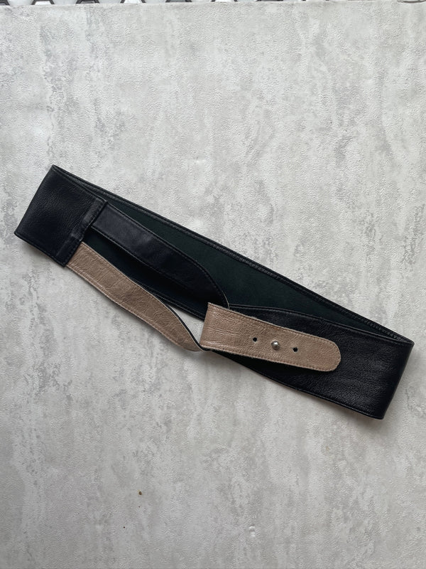 Vintage White Brand Black & Tan Leather Loop Belt M/L - We Thieves
