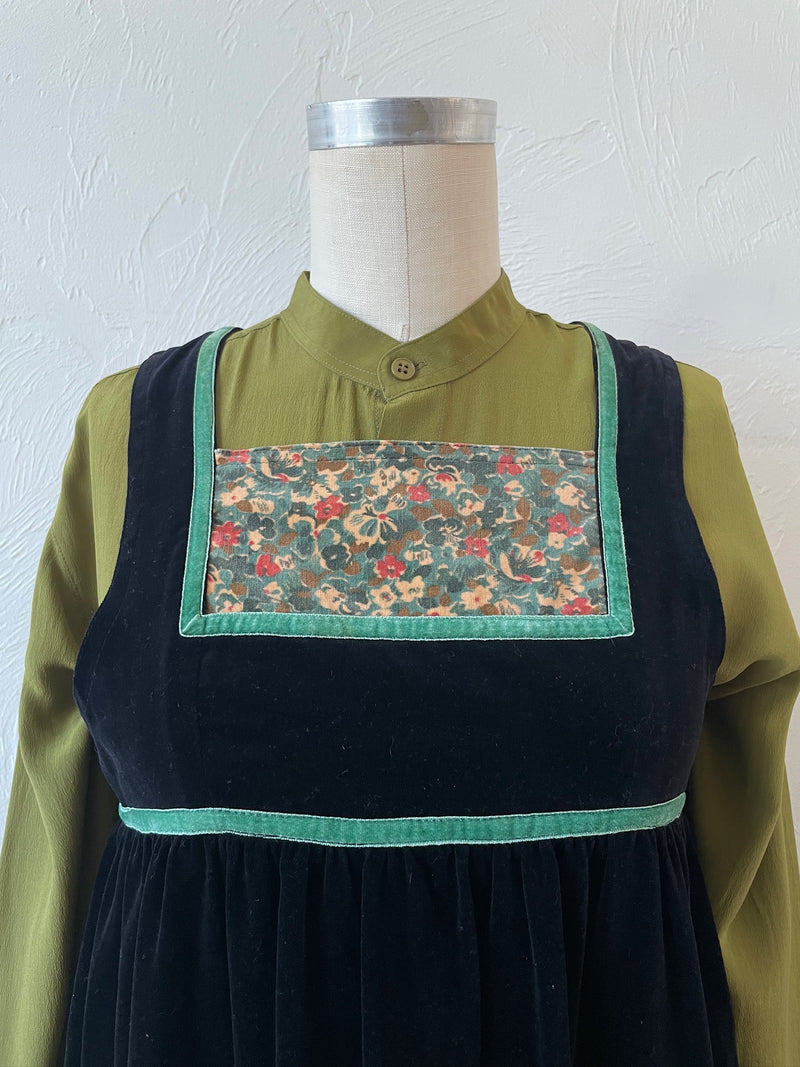 Vintage Novelty Black Velvet Folk Dress with Green Trim XS/S - We Thieves